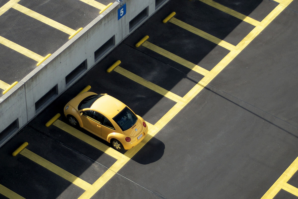 Parking voiture jaune